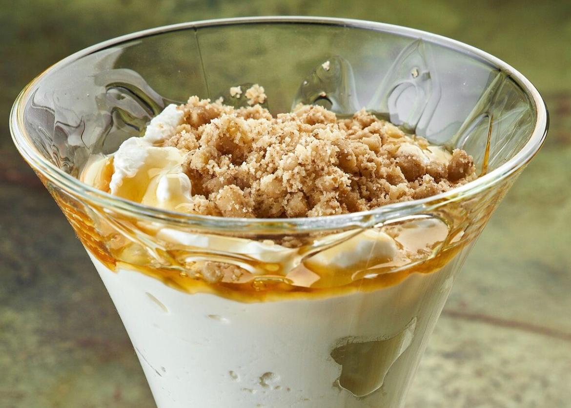 Мацони с медом и орехами
