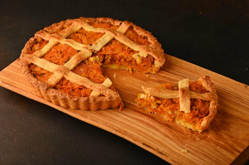 Пирог с курагой, грецким орехом и цедрой