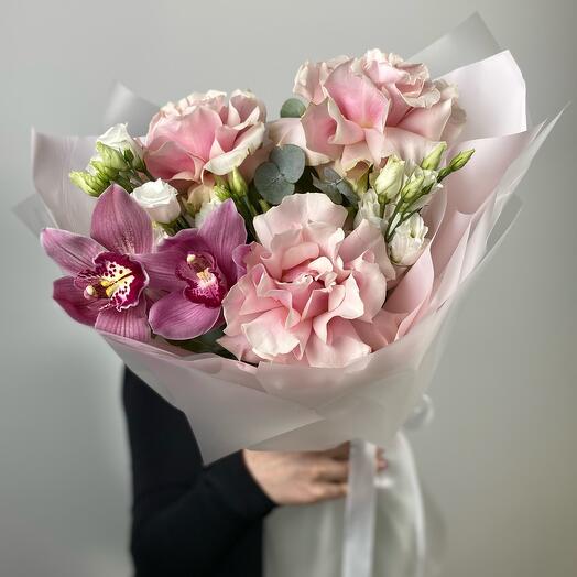 Розовый букет из французских роз и орхидей Цимбидиум