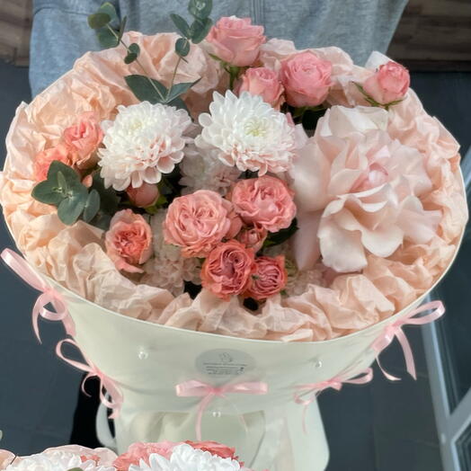 Букет с кустовыми розами и с французской розой