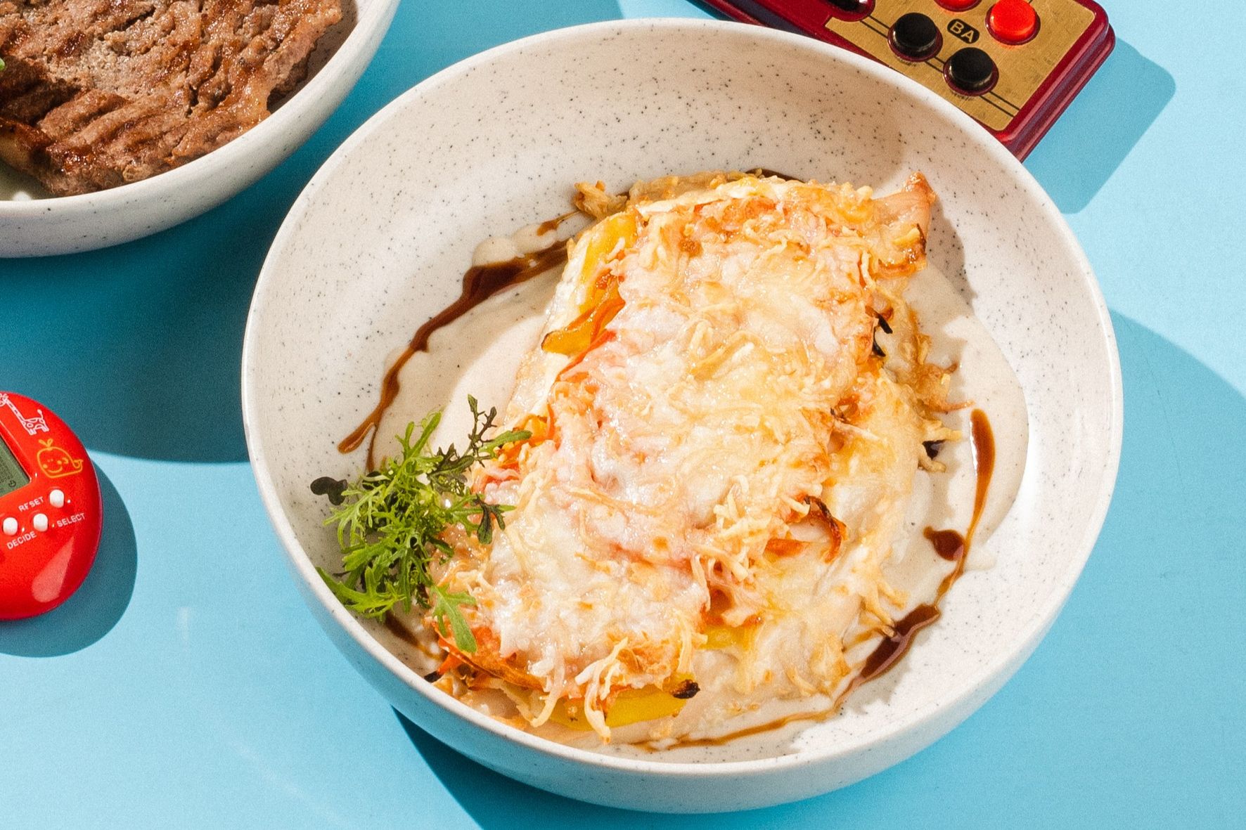 Куринное филе запеченое с помидорами картофелем и сыром