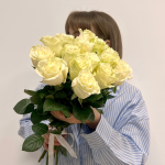 Букет живых цветов из 15 белых роз под ленту, Эквадор 50 см | Пять цветов - быстрая доставка