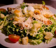 Салат Цезарь с курицей