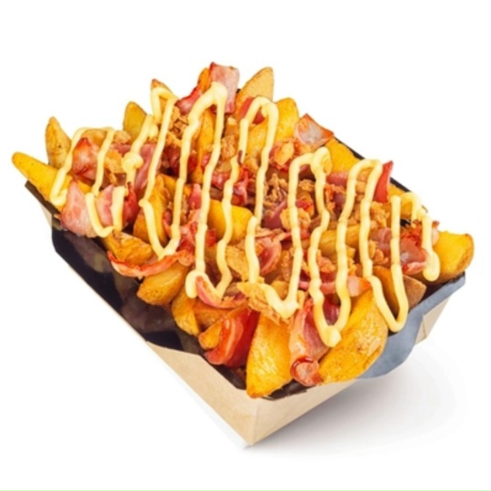 Картофельные дольки с беконом и жареным луком