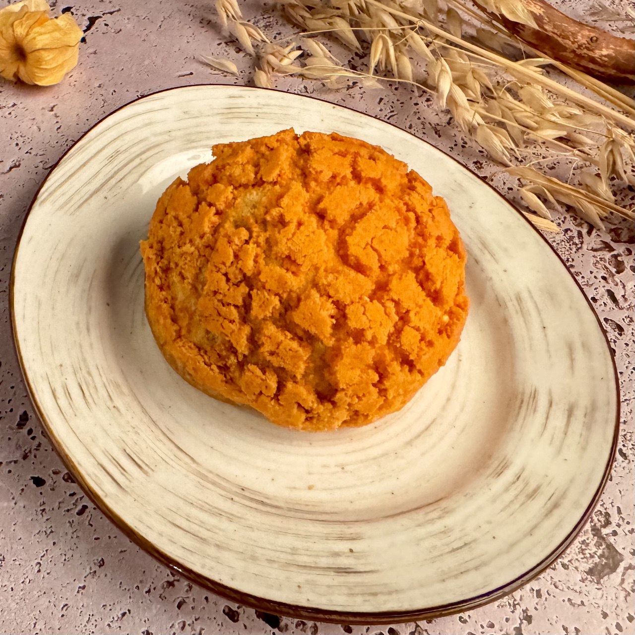 Шу с кремом чиз и карамелью