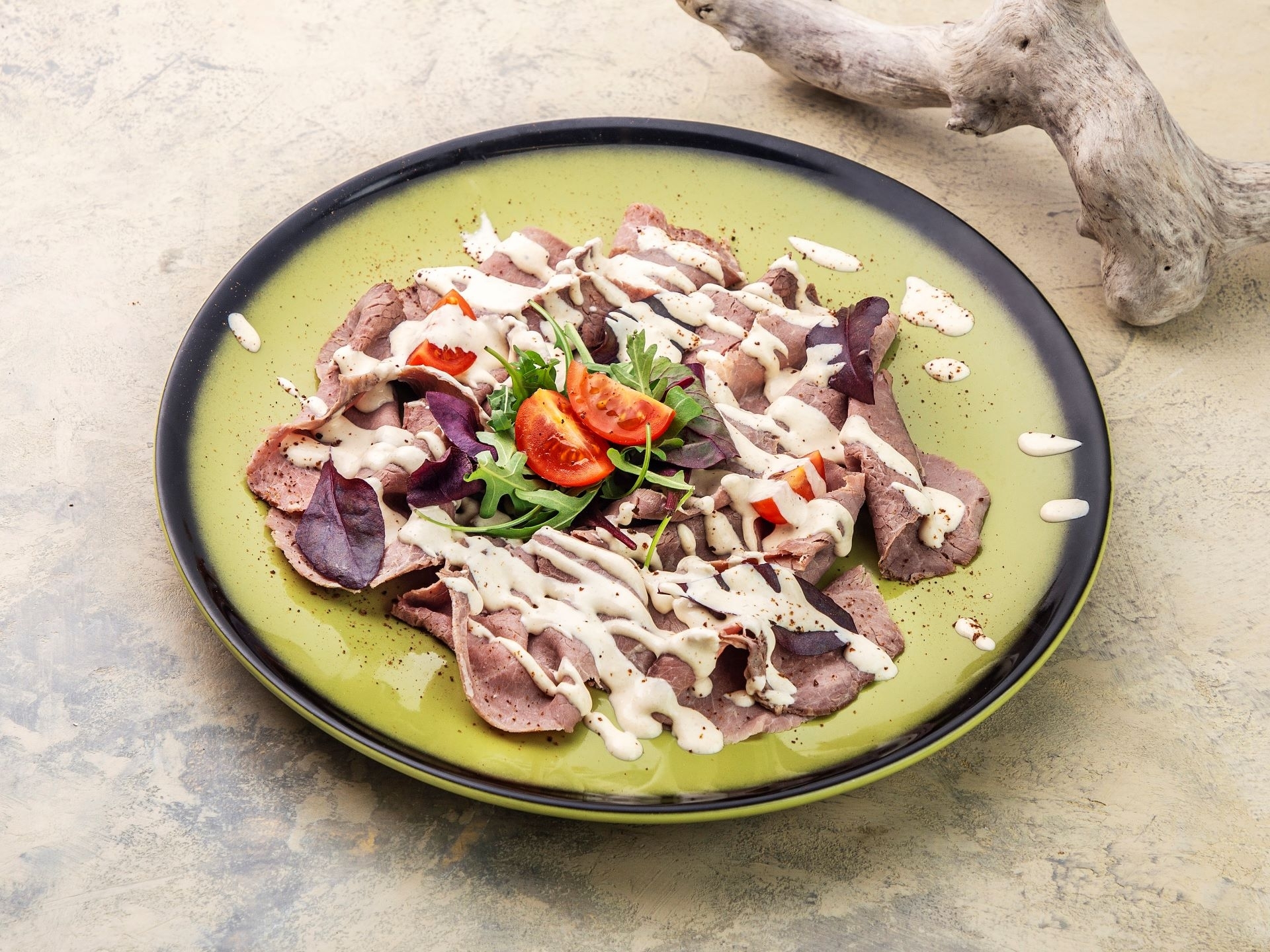 Салат с ростбифом и грибами