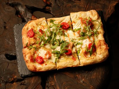 Пицца с креветками соусом манго-чили