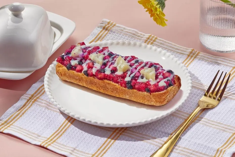 Брускетта с яблоком и черникой