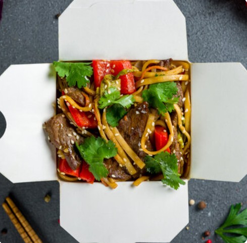 Wok по-китайски с говядиной и лапшой удон