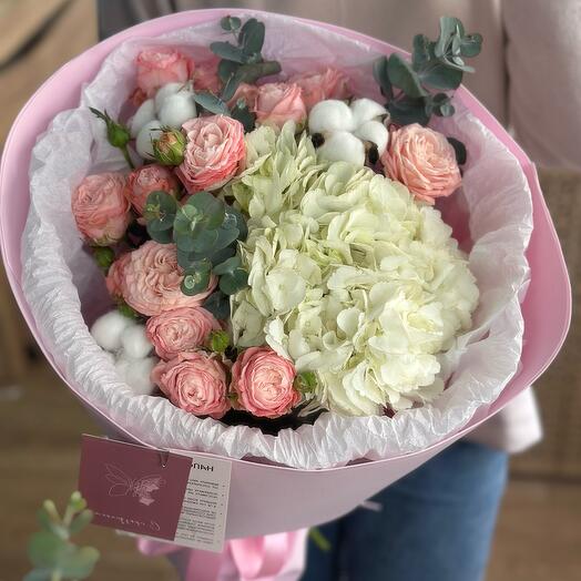 Авторский букет с гортензией, пионовид.куст.розой