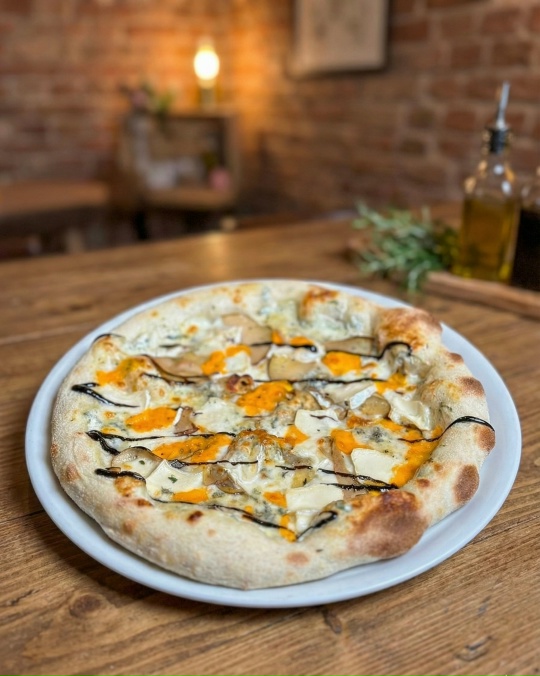 Пицца с грушей и сырами 33см