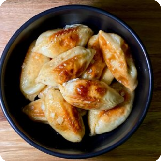 Жареные вареники с адыгейским сыром в чесночном масле