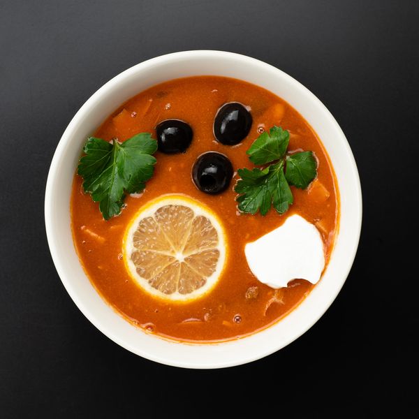 Солянка мясная с лимоном и маслинами