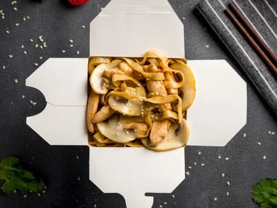 Вок с курицей и с грибами острый