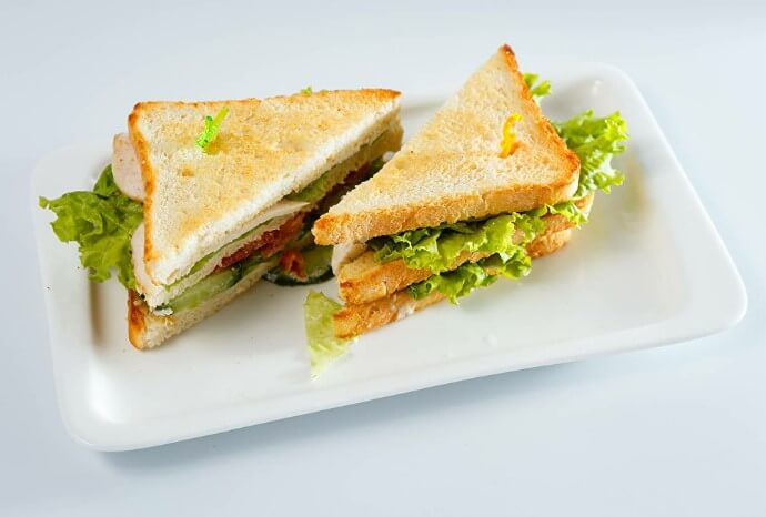 Большой сэндвич с курицей