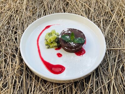 Шоколадный фондан с фруктами