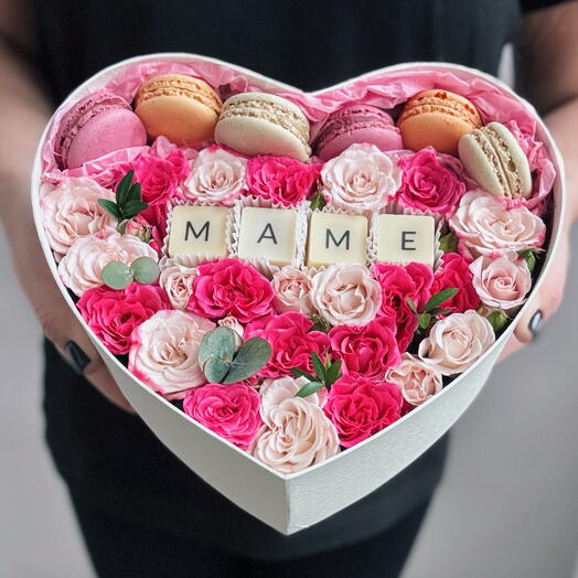 CHOCO SWEET: Цветы в коробке сердце с шоколадом и макарони подарок для мамы | Кустовые розы | День рождения, 8 марта