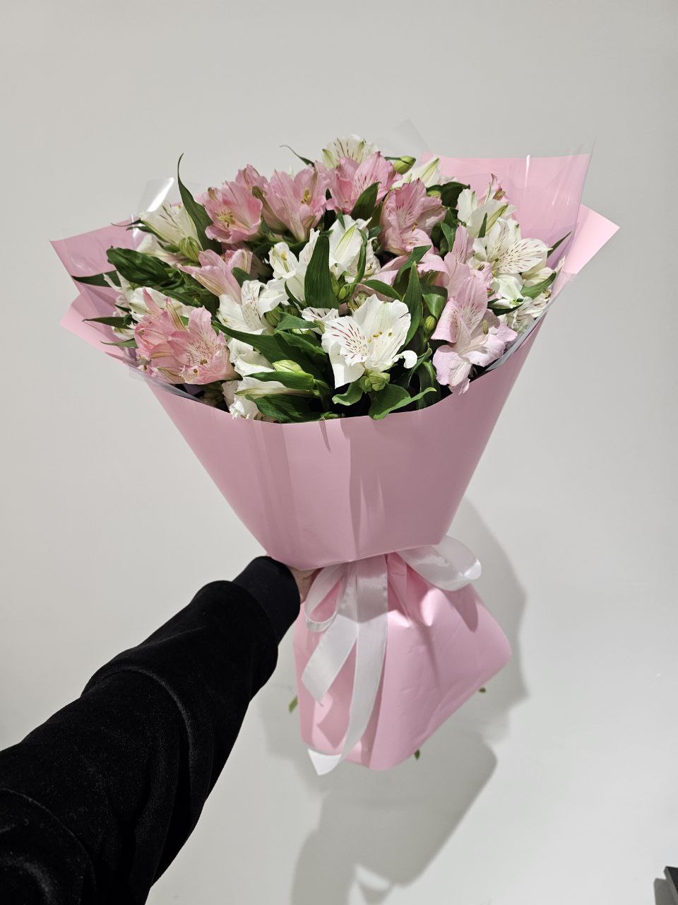 Розовая и белая альстромерии