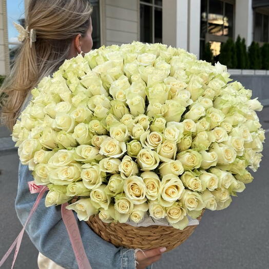 101 Роза в кашпо плетеном