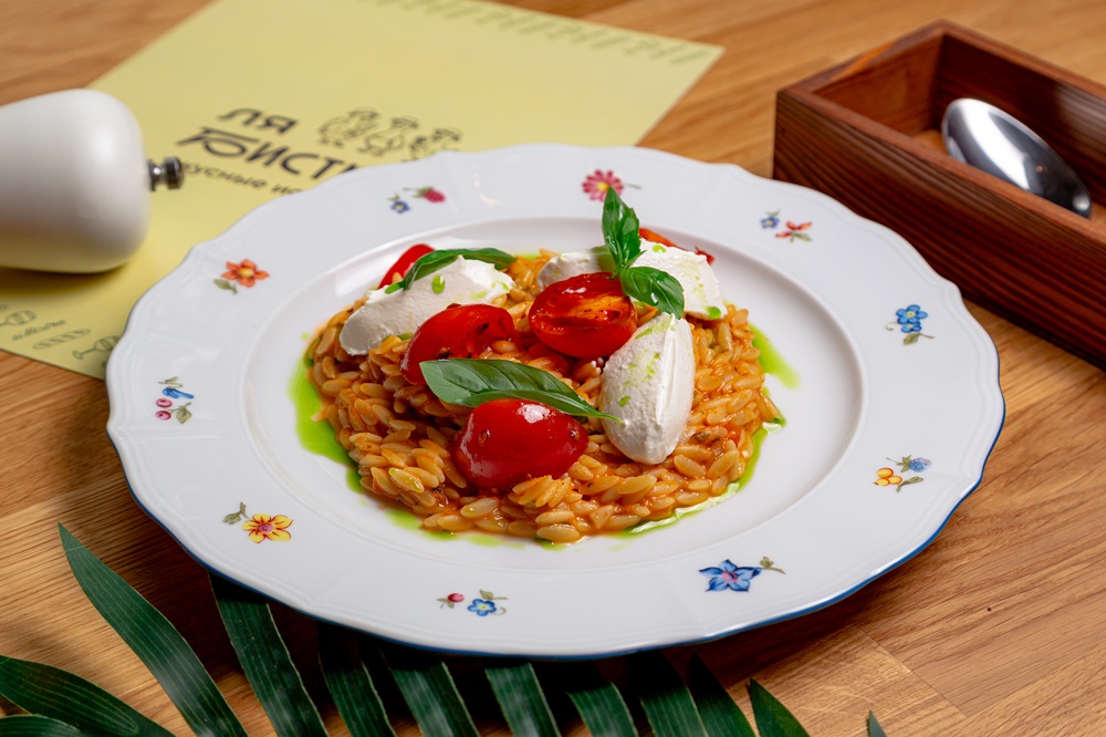 Орзо с томатами и базиликом 