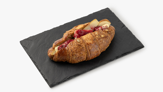 Круассан с печеной грушей и сыром с плесенью