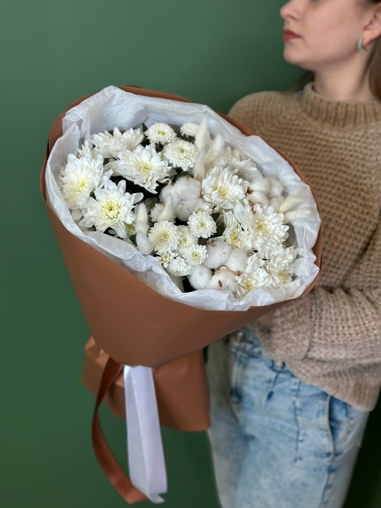 Пушистая кустовая хризантема с хлопком и лагурусом в круглой упаковке