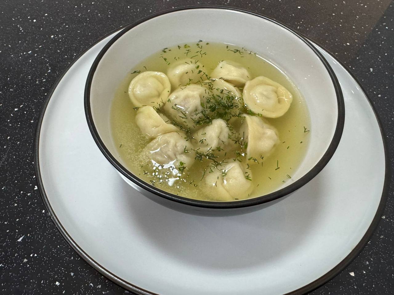 Пельмени домашние с бульоном