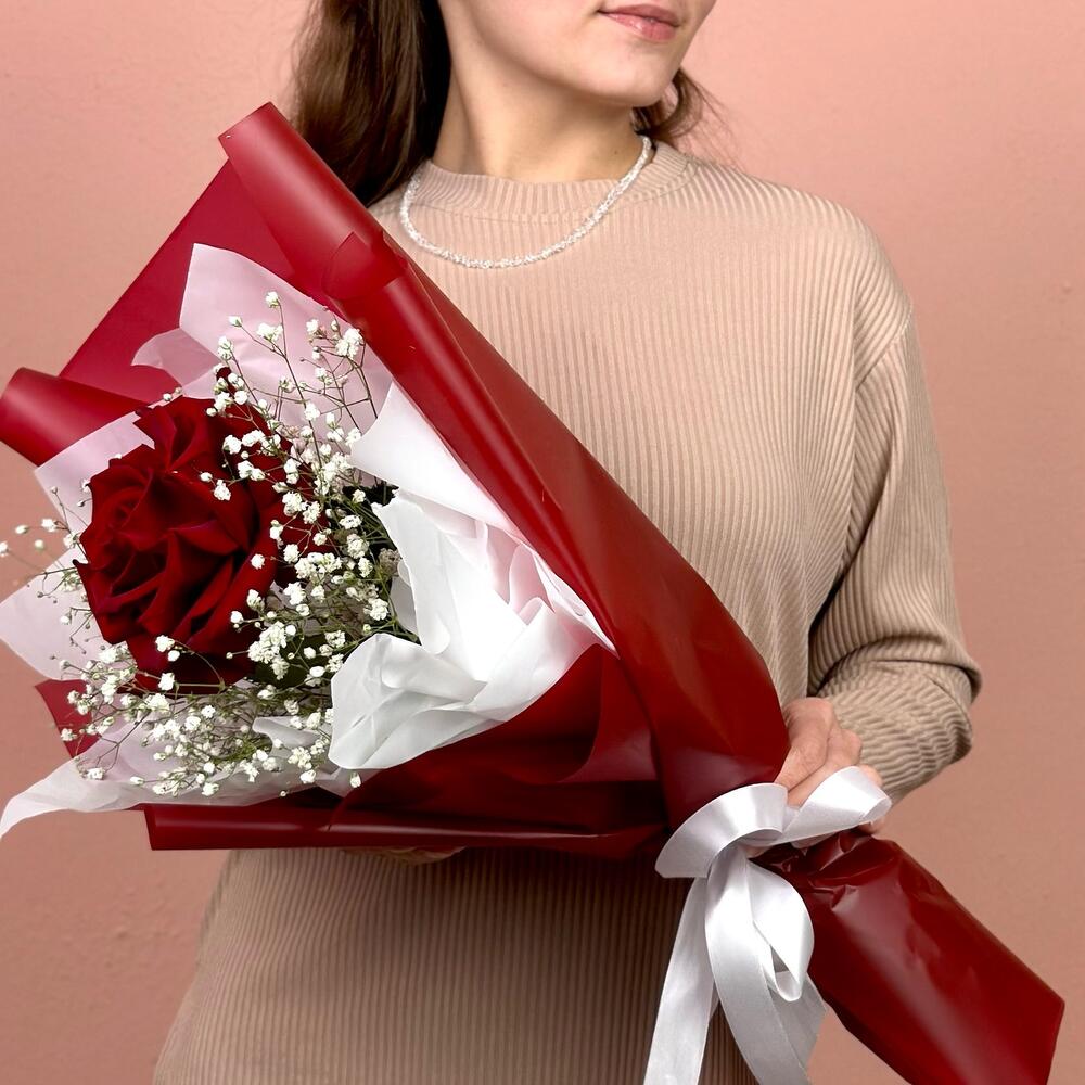 Очаровательный букет из французской розы с гипсофилами