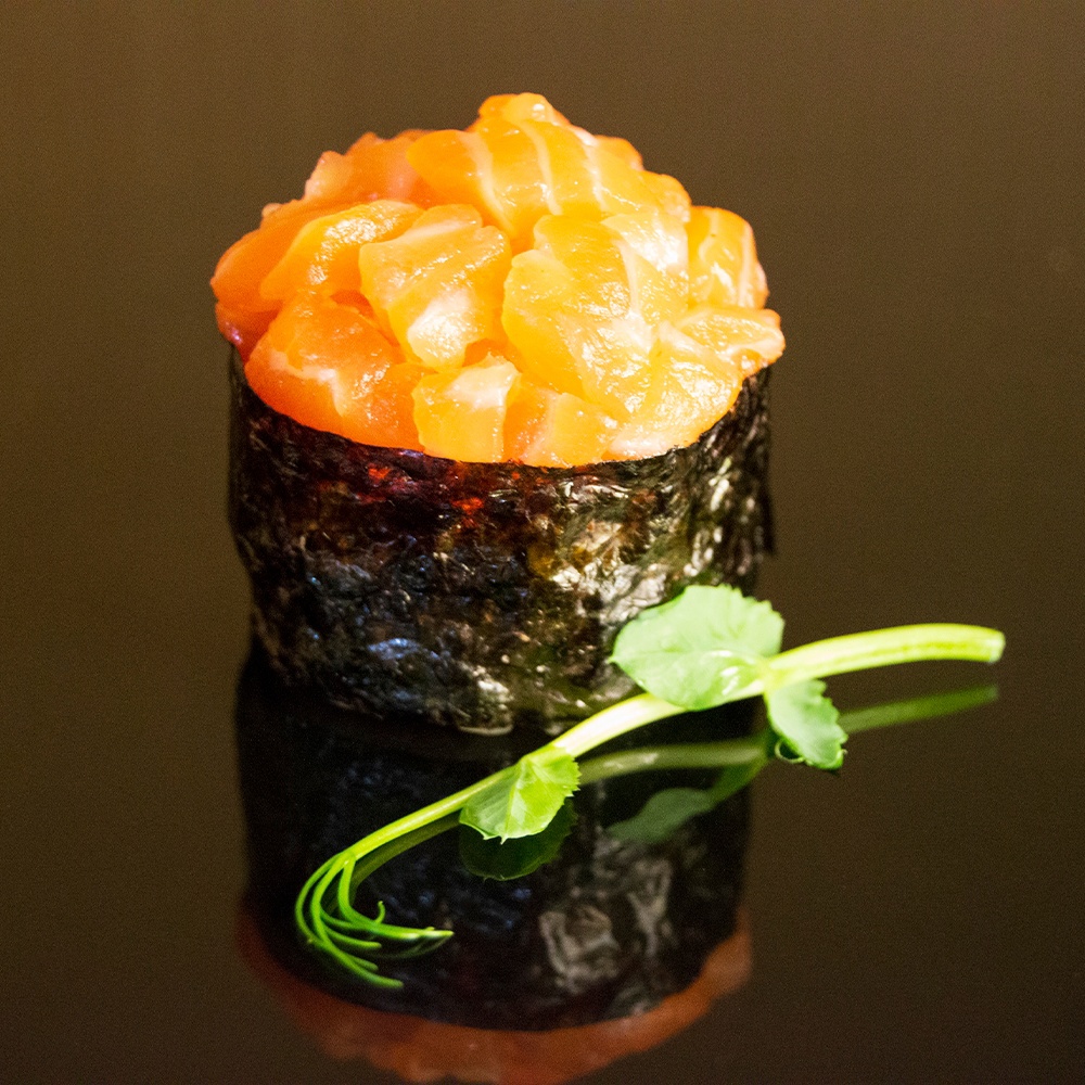 Гункан с лососем