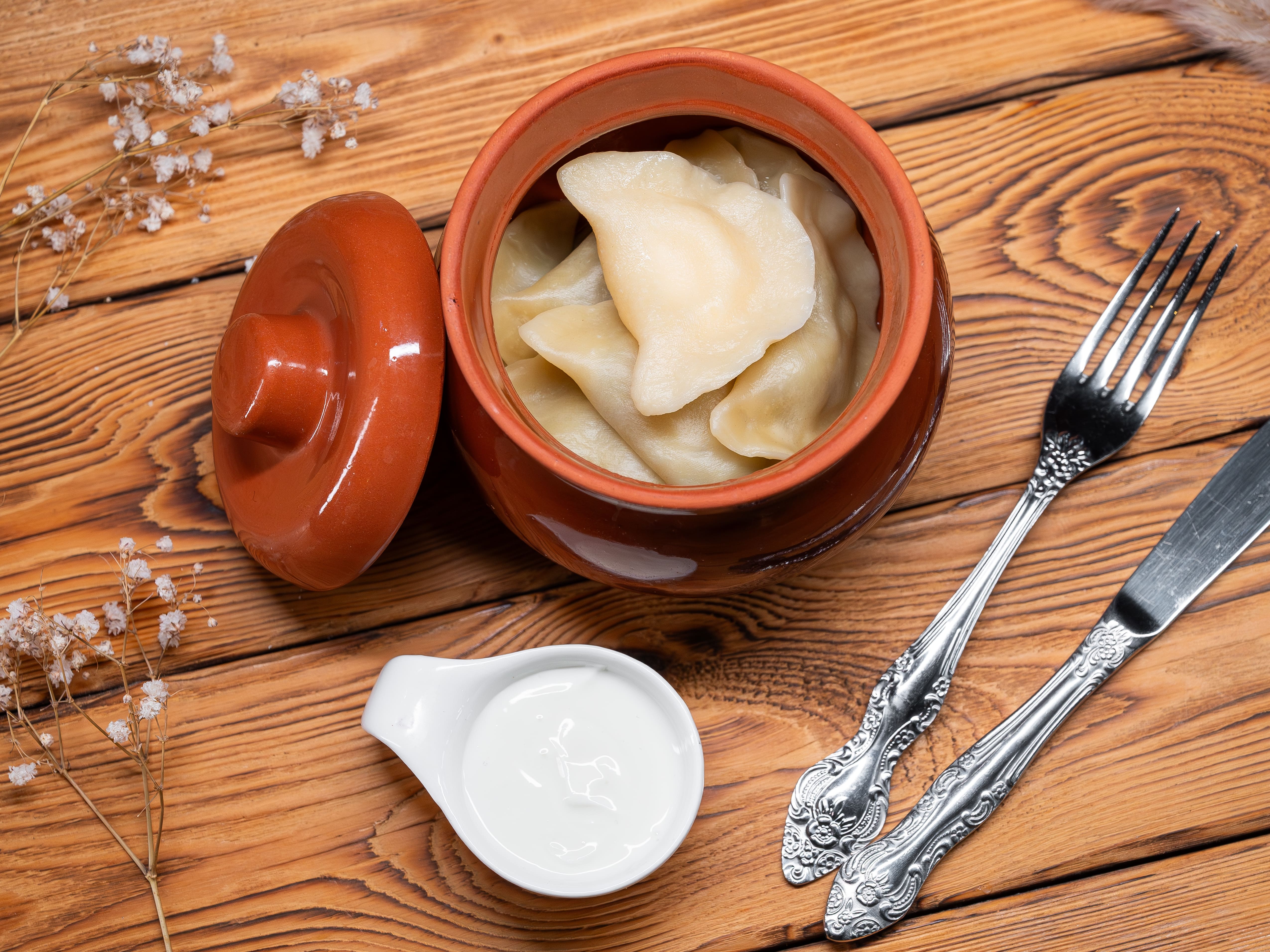 Вареники с картофелем и грибами со сметаной