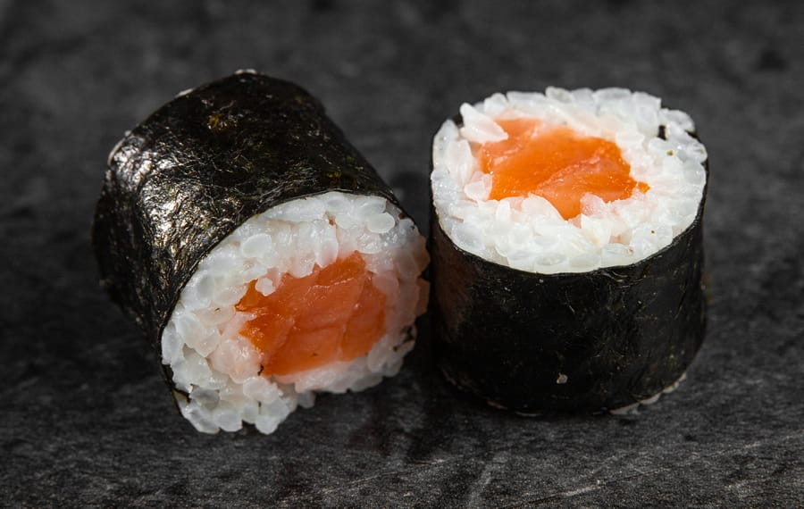 Нори маки с лососем