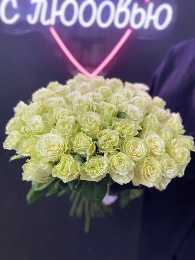 Букет из 45 лимонно-белых роз без упаковки