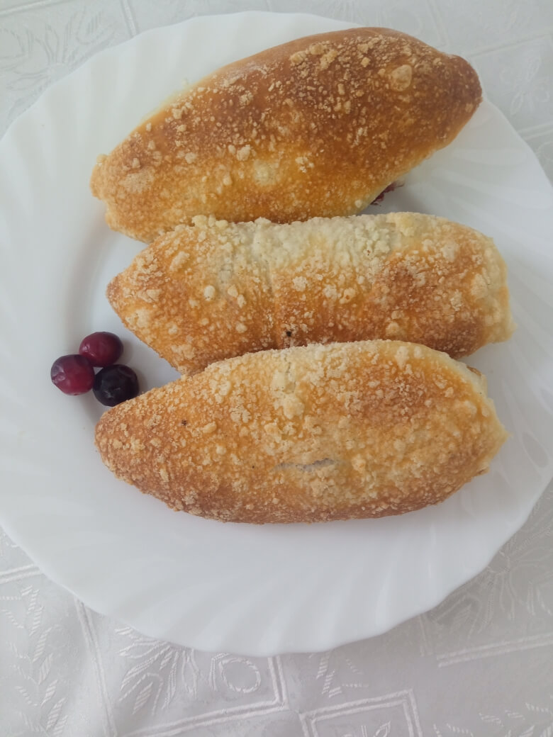 Пирожок печеный с вишней
