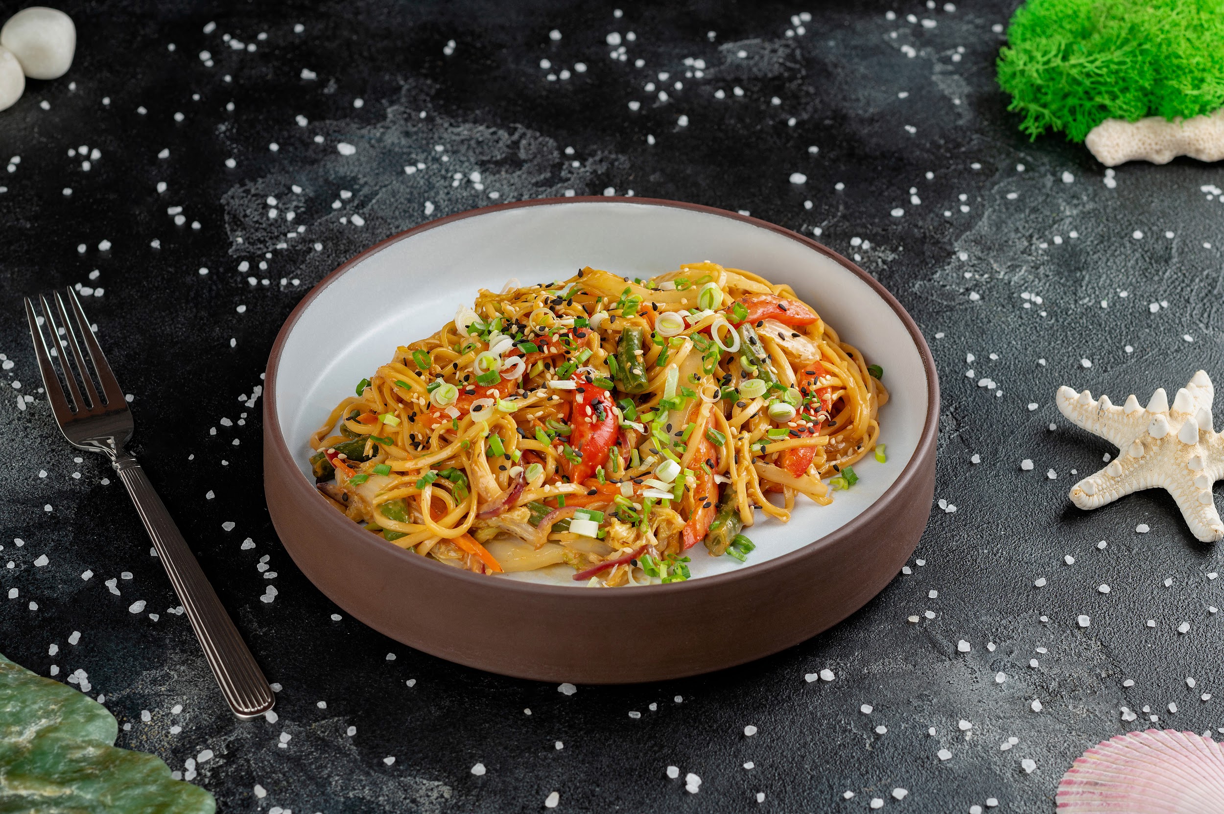 Лапша яичная с овощами в ореховом мисо соусе 