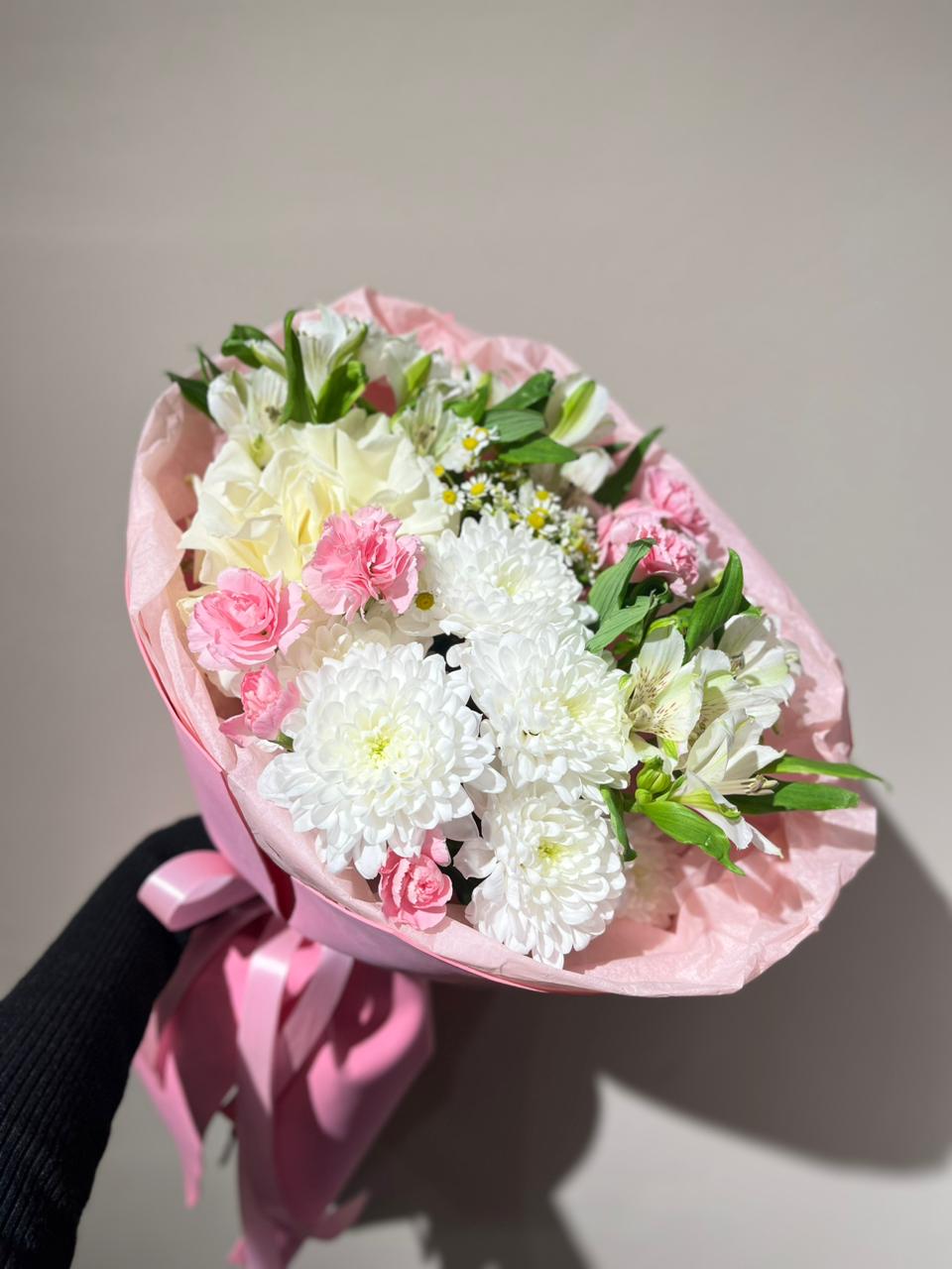 Букет из хризантем и французской розы