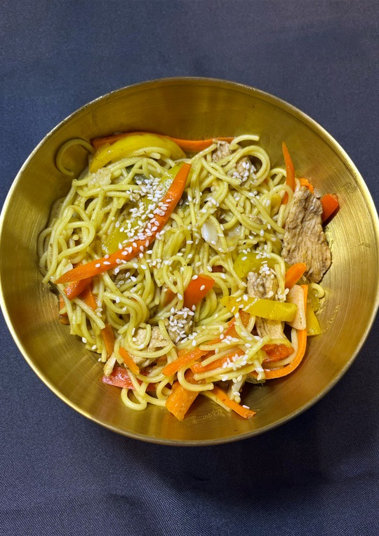 Яичная лапша с курицей (соус манго чили)