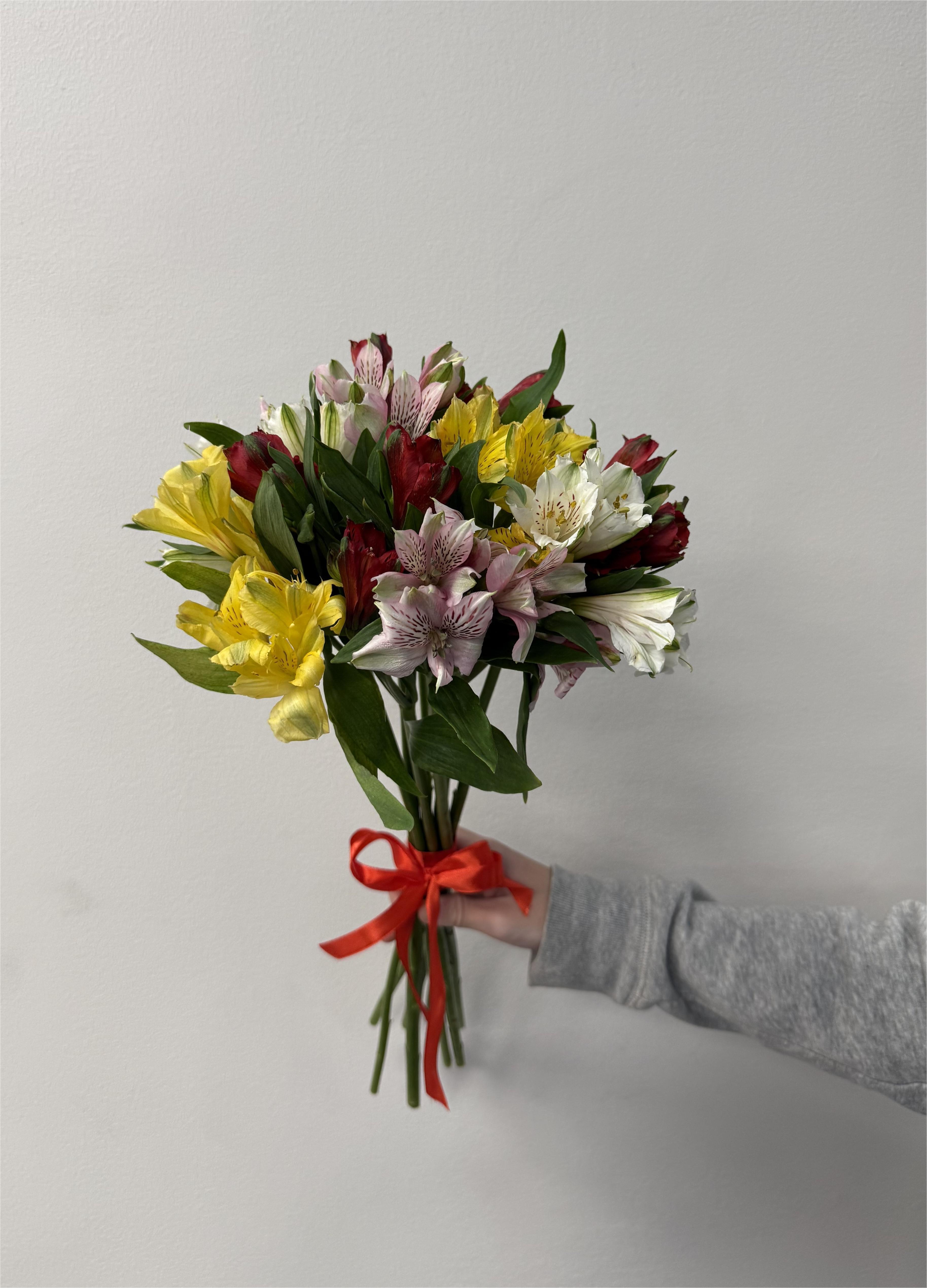 Букет из 9 альстромерий микс под ленту