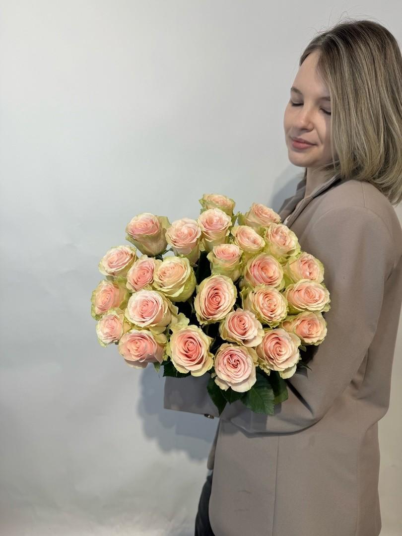 Нежно-розовые розы 25 штук
