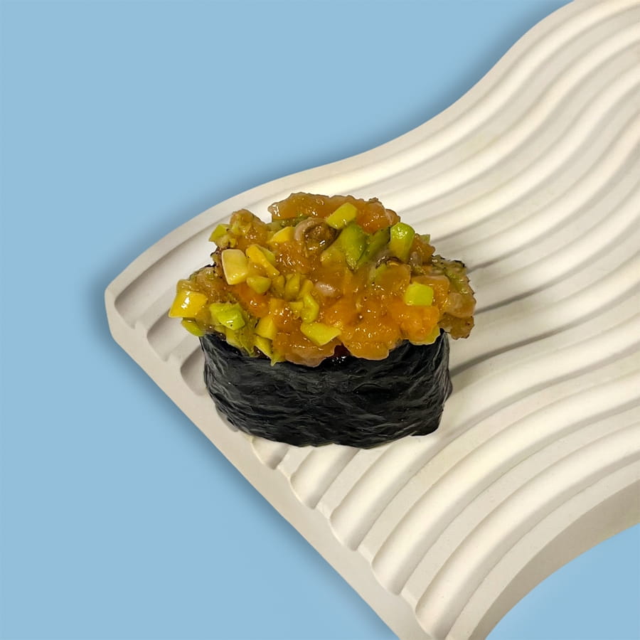 Гункан с лососем и авокадо