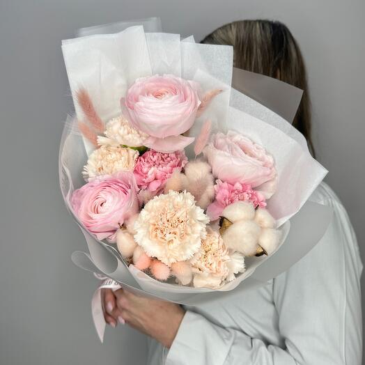 «Pink souffle» букет с ранункулюсами, диантусами и хлопком