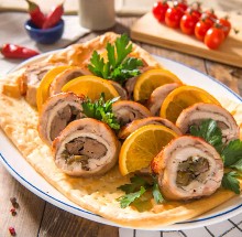 Рулет из курицы с печенью и грушей