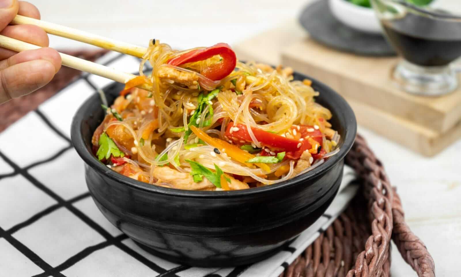 Салат с фунчозой