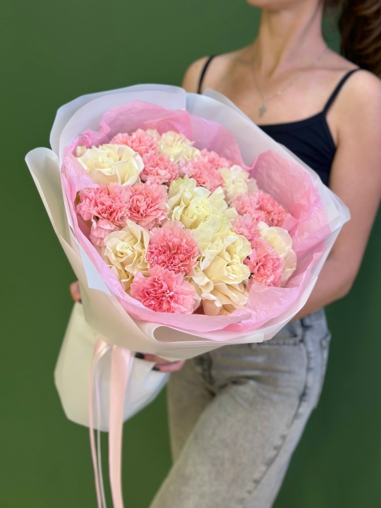 Букет с французскими розами и розовыми гвоздиками