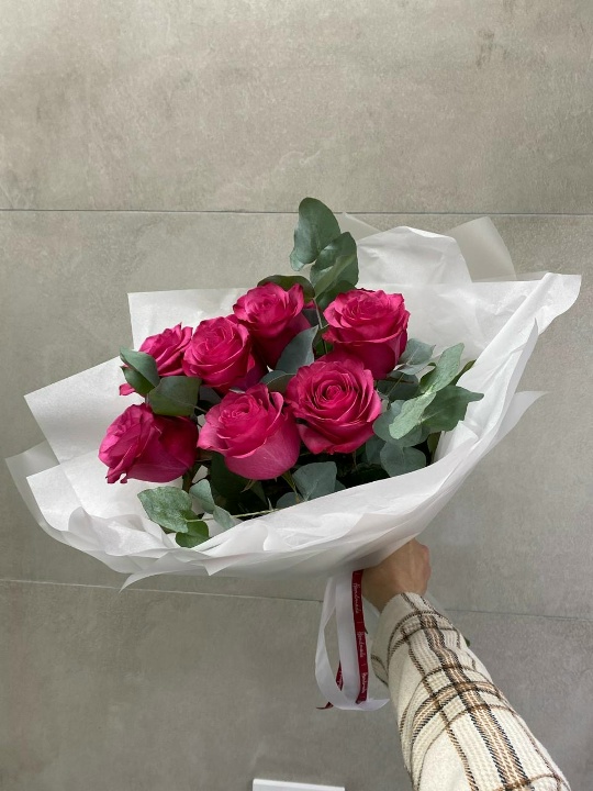 Яркие розовые розы с эвкалиптом