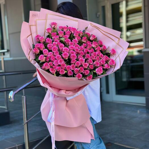 Большой букет кустовых роз