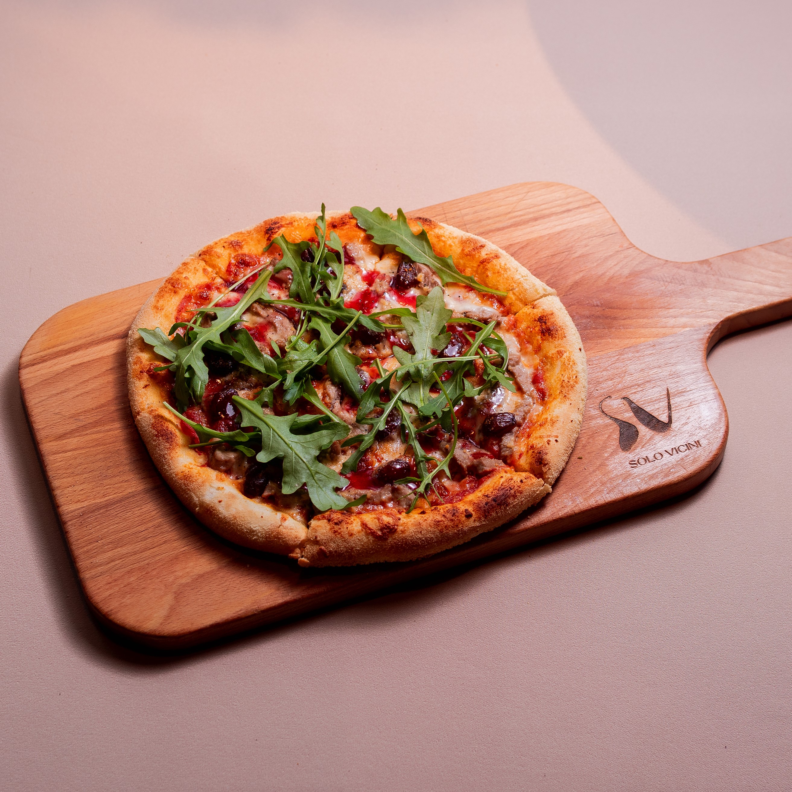 Пицца со свининой и карамелизированным жемчужным луком