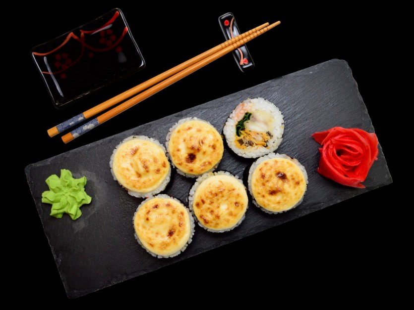 Запеченный ролл с мидиями и окунем