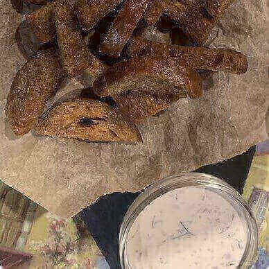 Гренки чесночные с соусом