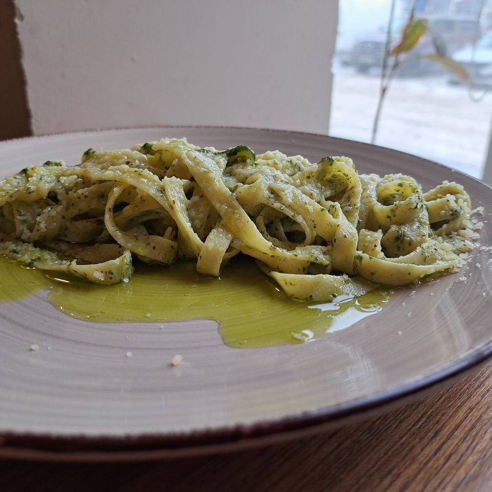 Паста с соусом песто и сыром пармезан