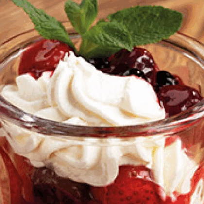 Творожный десерт с соусом из лесных ягод